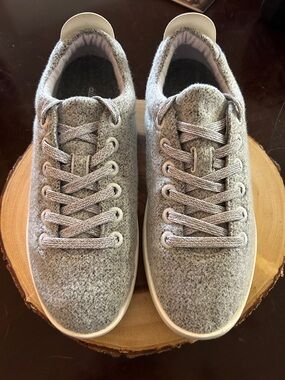Allbirds Women’s Gray Wool Pipers Sneakers.              Size 10